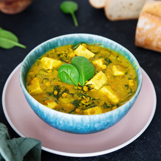 Linsendal mit Blattspinat und Tofu dazu Reis