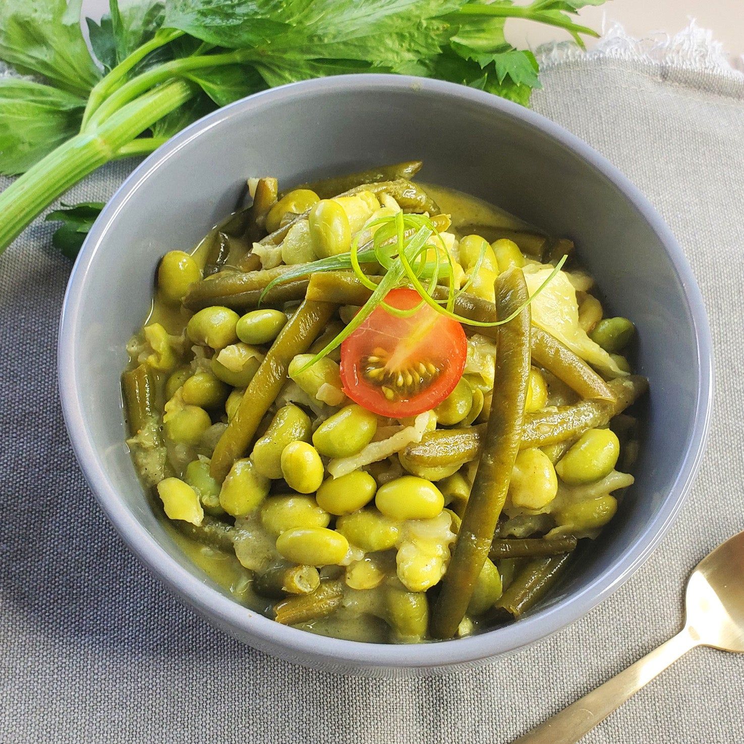 Grünes Curry mit Edamame und Reis