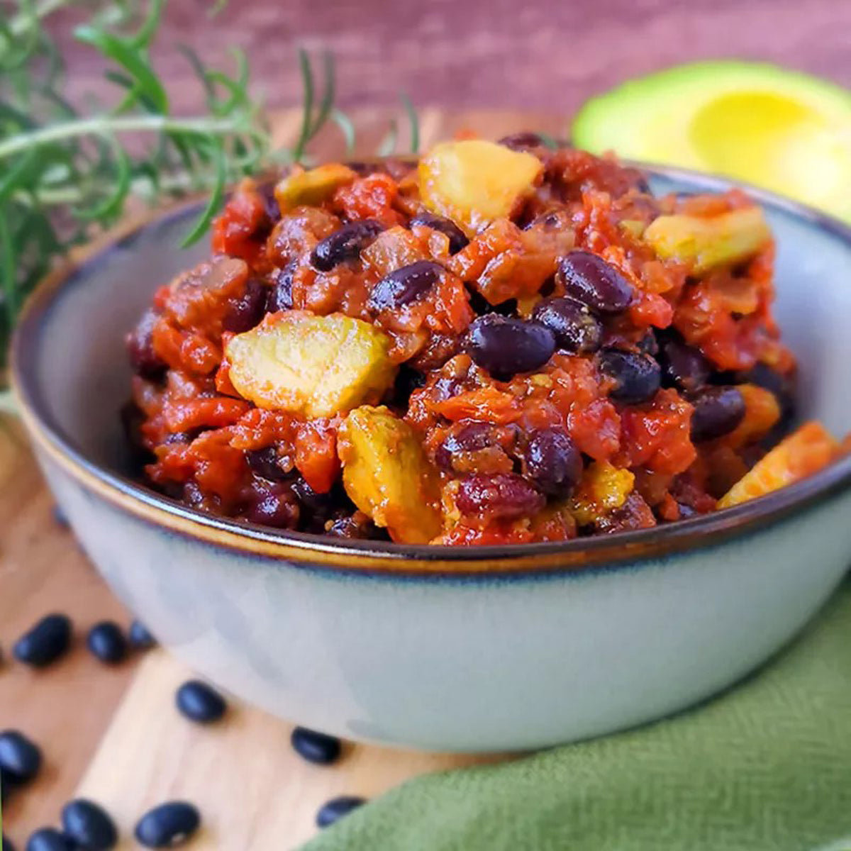 Schwarze Bohnenpfanne mit Avocado und Reis