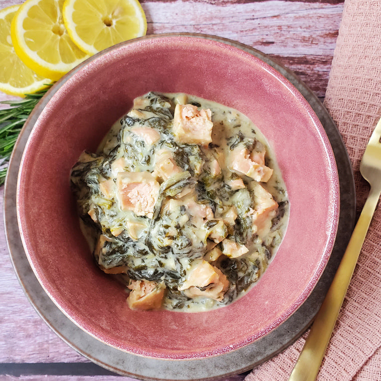 Feine Wildlachswürfel in Sahnesauce mit Blattspinat